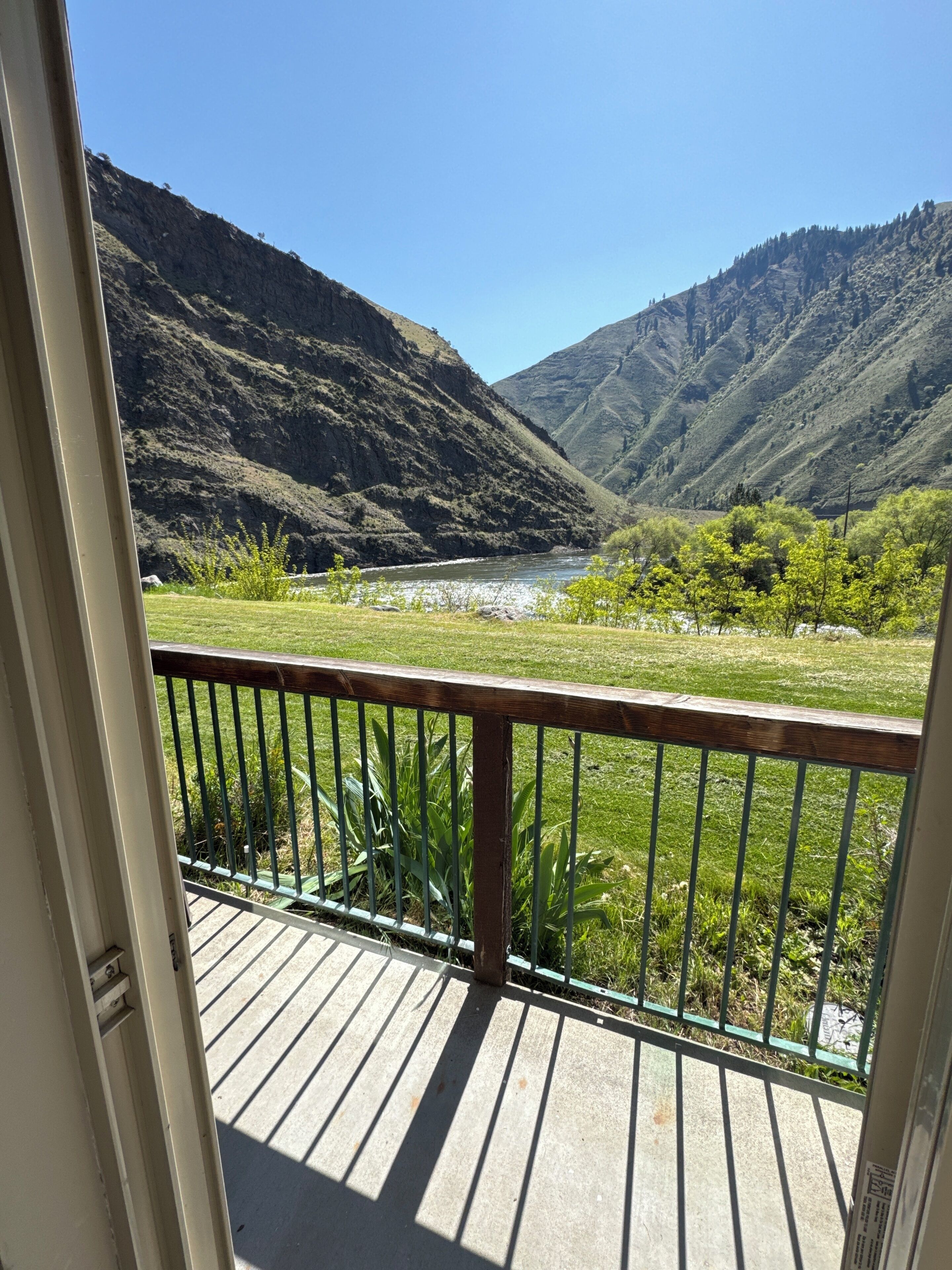 Habitación estándar, 2 camas de matrimonio, vistas al río | Vistas al agua