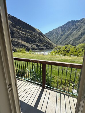 Standaard kamer, 2 queensize bedden, uitzicht op rivier | Uitzicht op het water