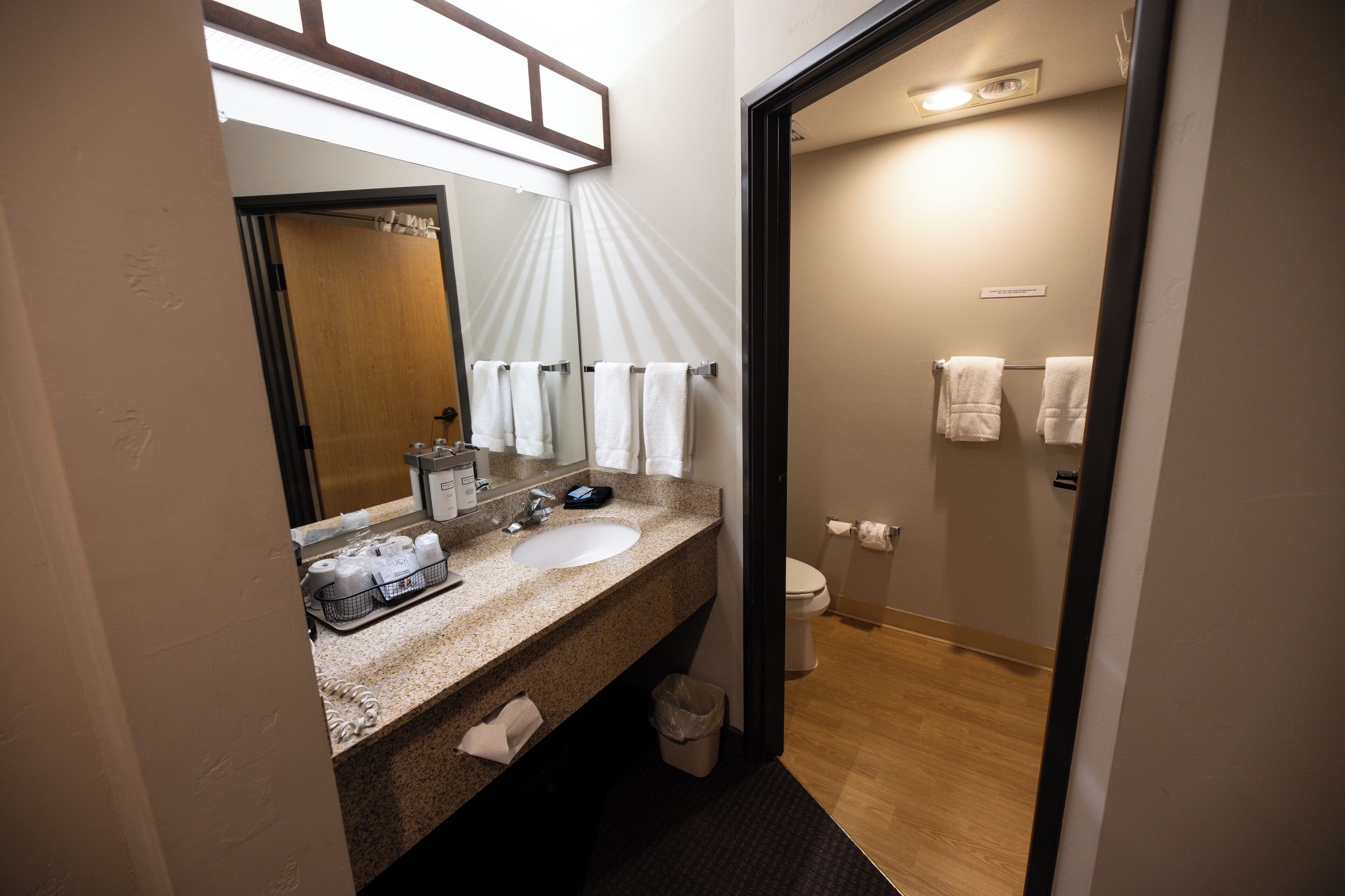 deluxe king | bathroom | combined shower/bathtub, free toiletries, hair dryer, towels