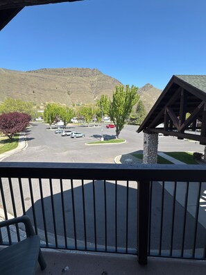 Parking Lot 2 Queen | Balcony view
