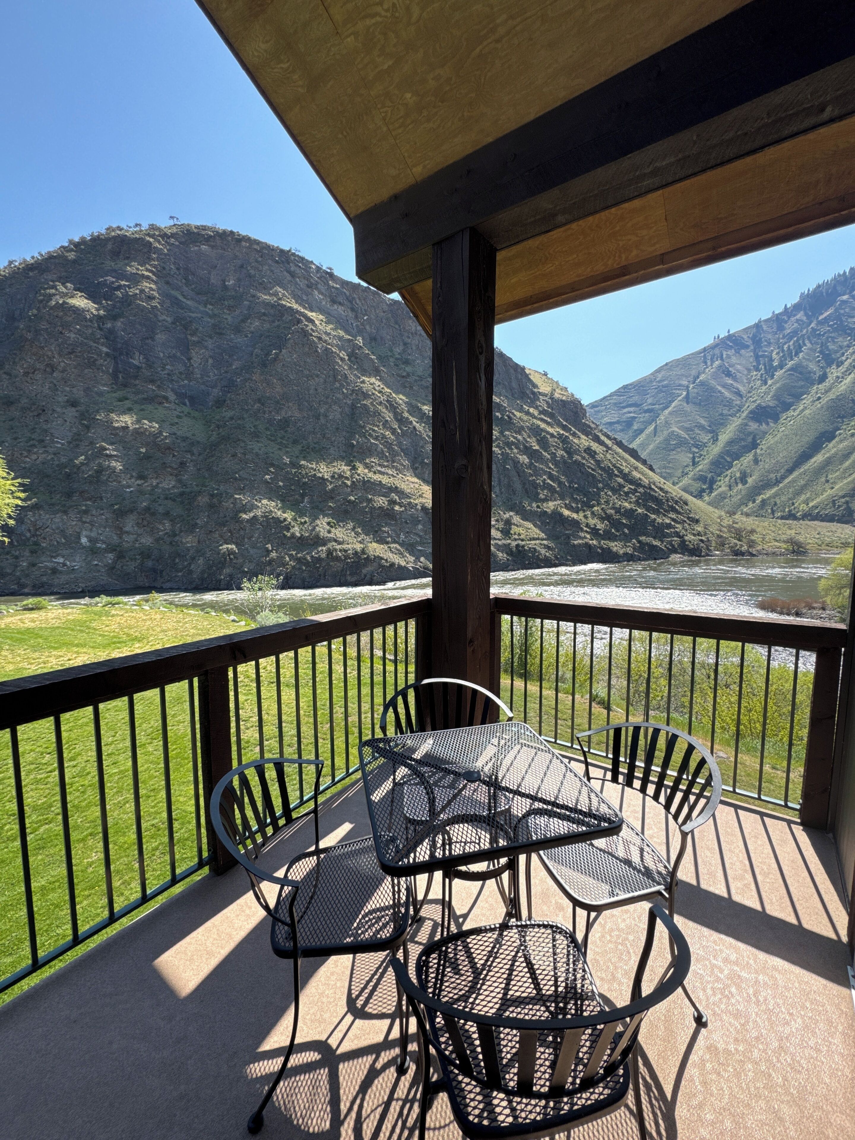特級套房, 1 張特大雙人床及 1 張梳化床 (Parking Lot View) | 水景