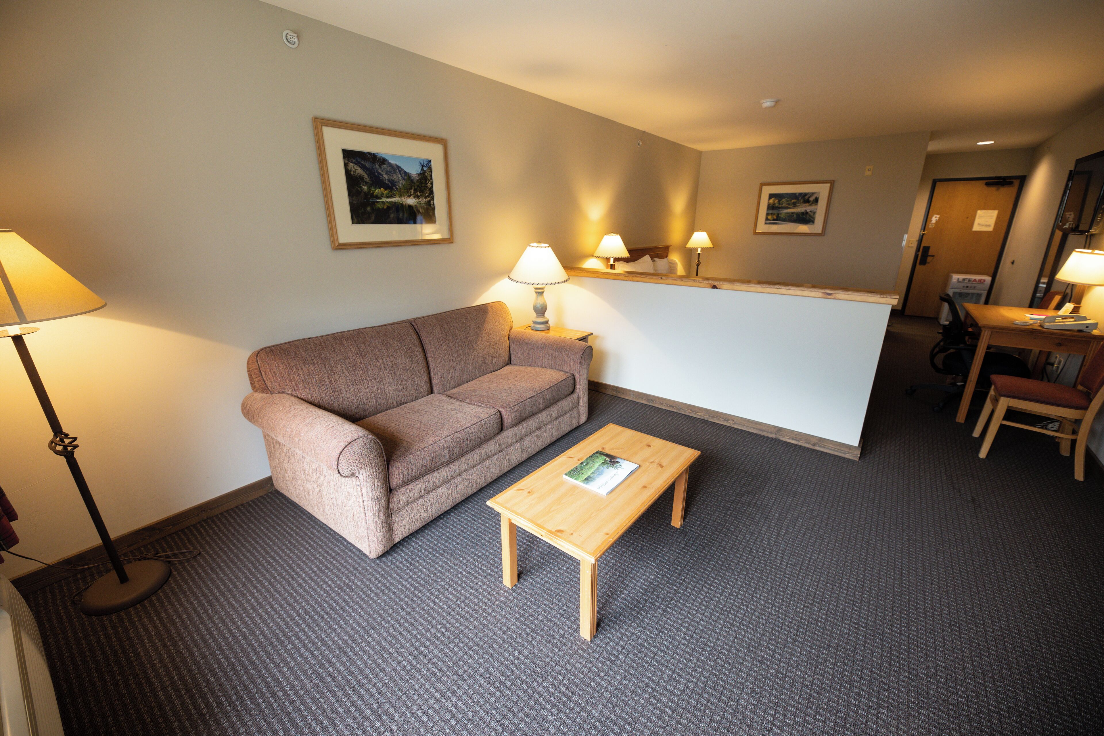 deluxe queen | 1 bedroom, individually decorated, individually furnished, desk