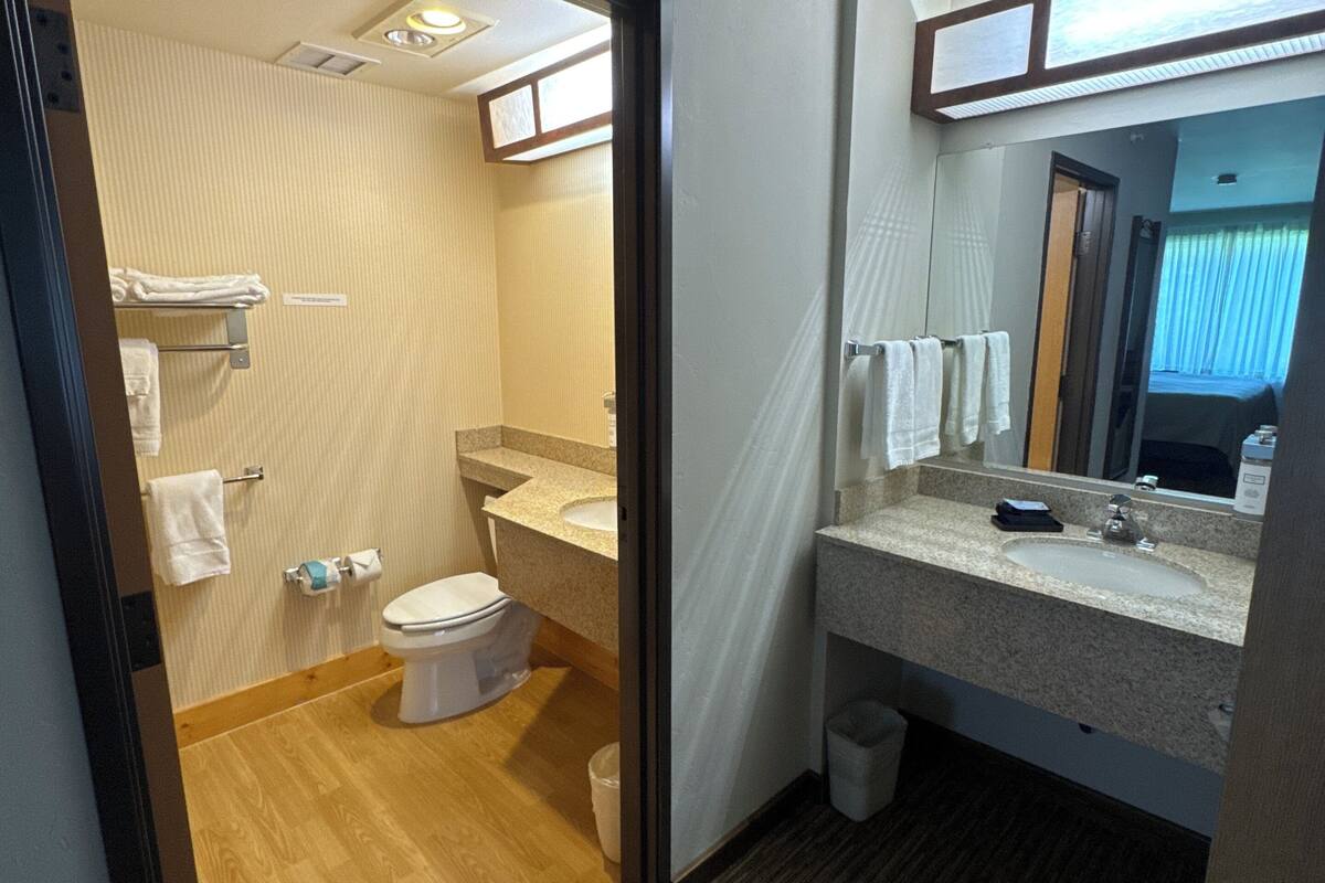 parking lot suite | bathroom | combined shower/bathtub, free toiletries, hair dryer, towels