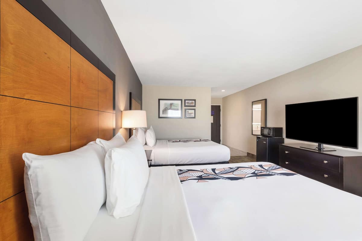 Skrivbord, mörkläggningsgardiner och strykjärn/strykbräda