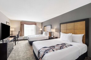 Desk, blackout drapes, iron/ironing board, free cribs/infant beds - Best Western Inn & Suites - Midway Airport (Burbank)