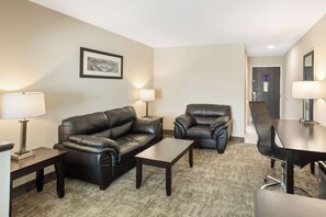 Desk, blackout drapes, iron/ironing board, free cribs/infant beds - Best Western Inn & Suites - Midway Airport (Burbank)