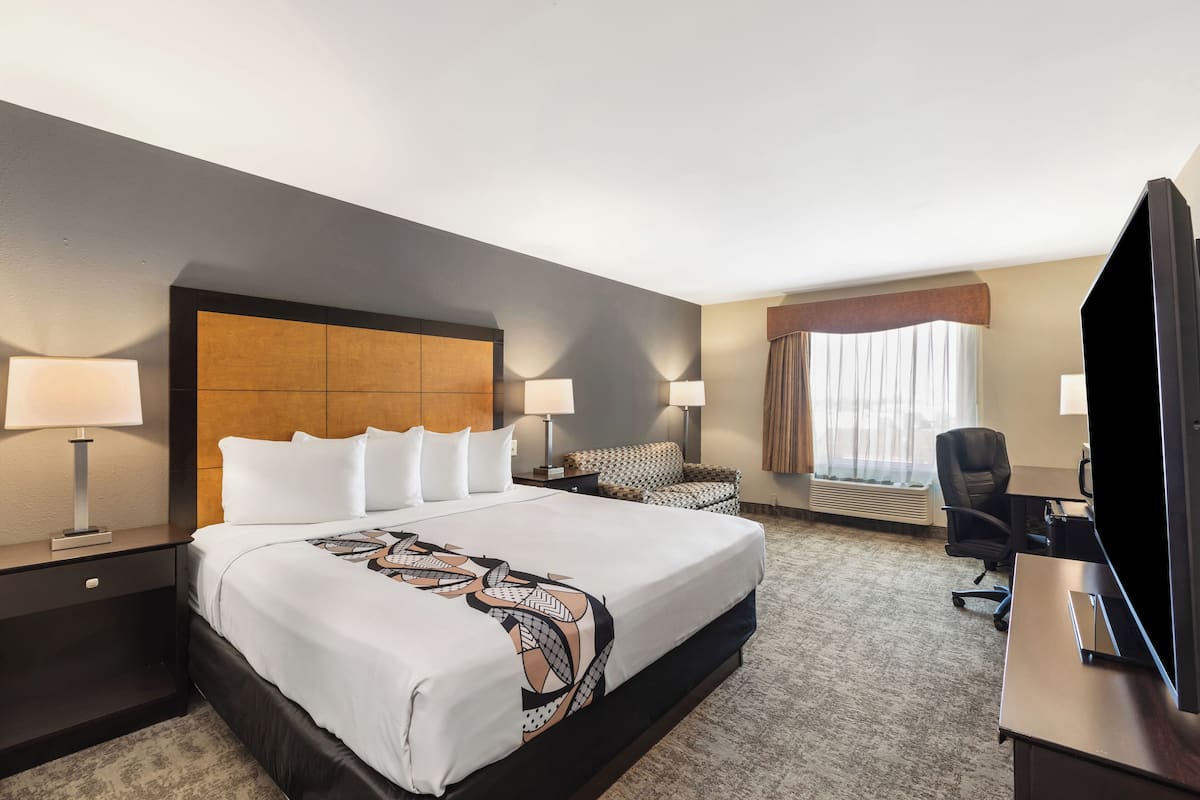 Standard Room, 1 King Bed, Non Smoking | Desk, blackout drapes, iron/ironing board, free cribs/infant beds