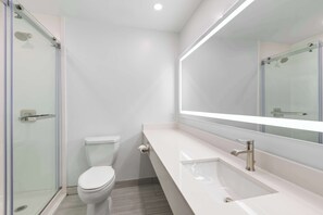 Ensemble douche/baignoire, articles de toilette gratuits, sèche-cheveux