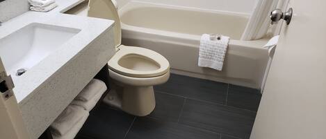 Un baño con inodoro, lavabo y bañera.