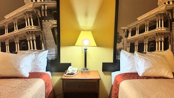 Chambre Standard, 2 grands lits, fumeurs | Bureau, fer et planche à repasser, lits bébé (gratuits)