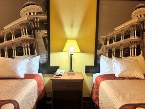 Camera Standard, 2 letti queen, fumatori | Una scrivania, ferro/asse da stiro, culle/letti per bambini (gratuiti)