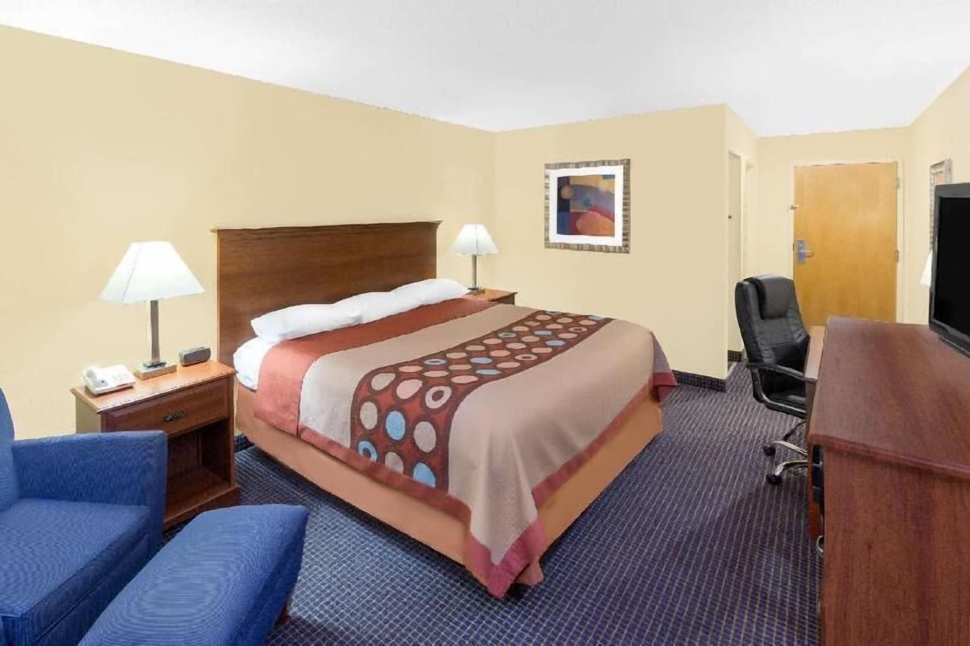 Schreibtisch, Bügeleisen/Bügelbrett, kostenlose Babybetten