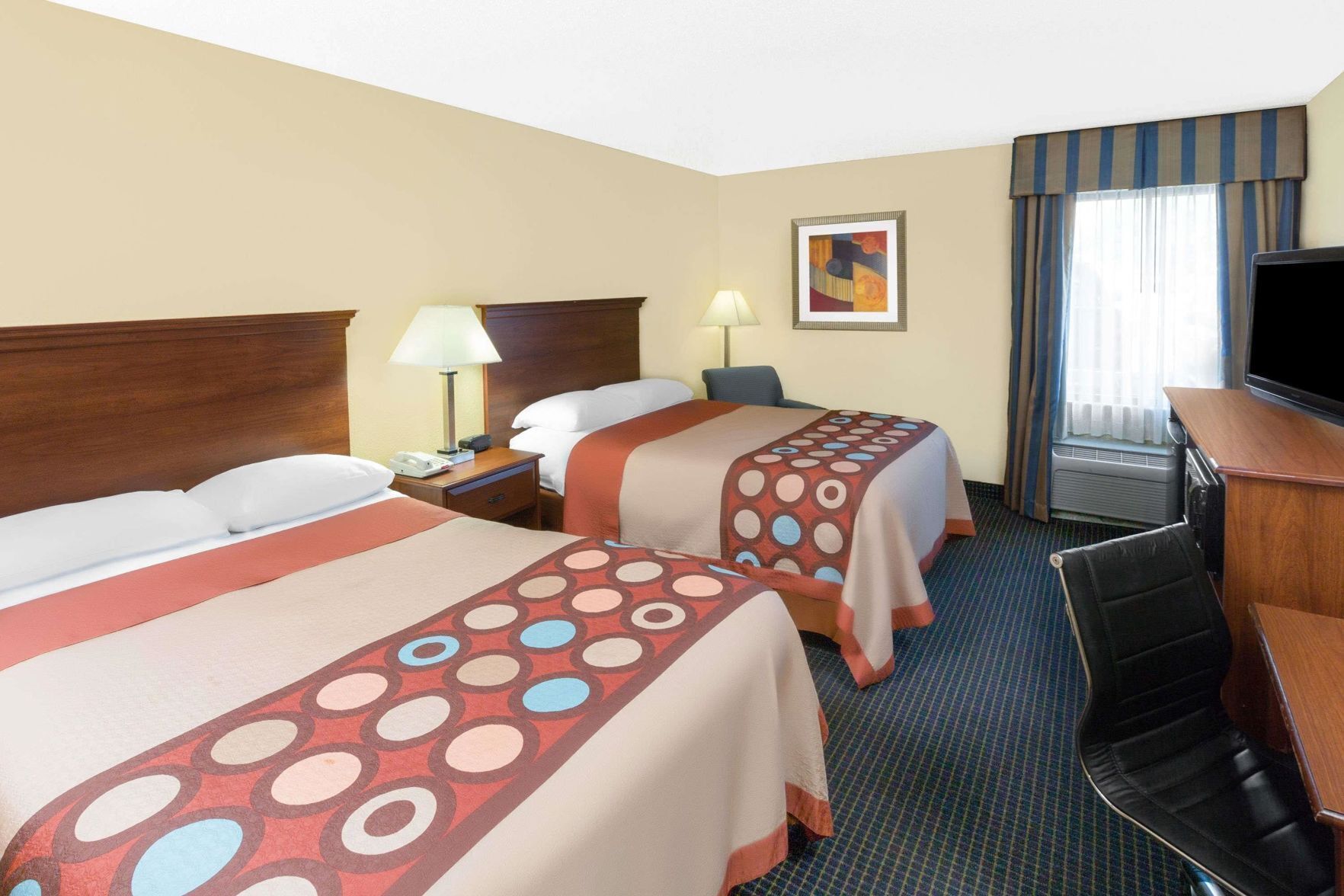 Schreibtisch, Bügeleisen/Bügelbrett, kostenlose Babybetten