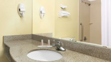 Combined shower/bathtub, free toiletries, hair dryer, towels