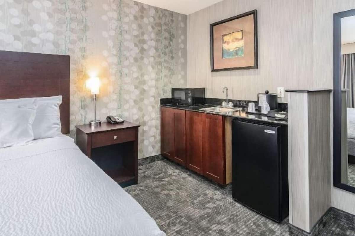 Zimmersafe, Verdunkelungsvorhänge, Bügeleisen/Bügelbrett