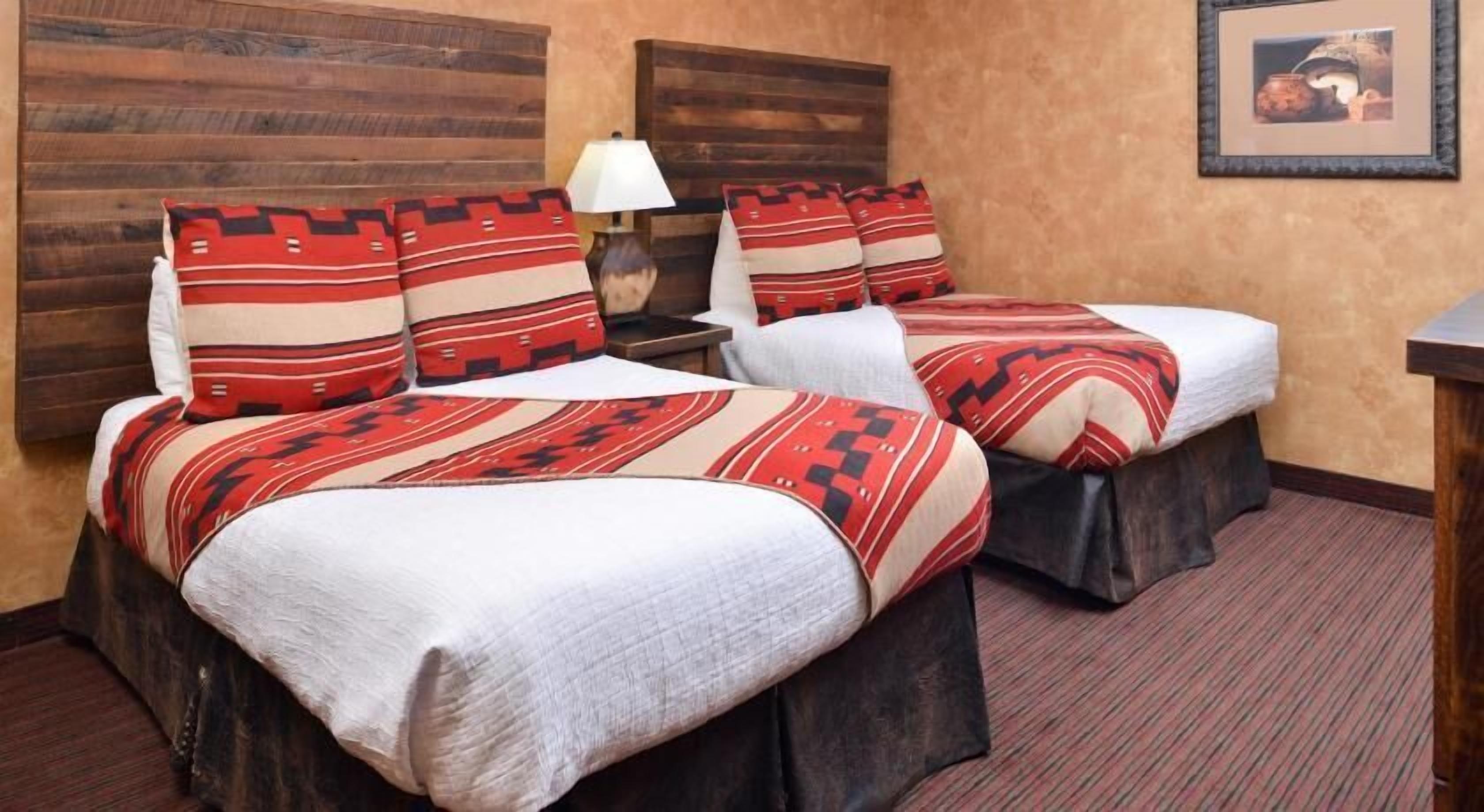 مكتب ومساحة عمل للكمبيوتر المحمول وستائر تعتيم ومكواة/لوح كي