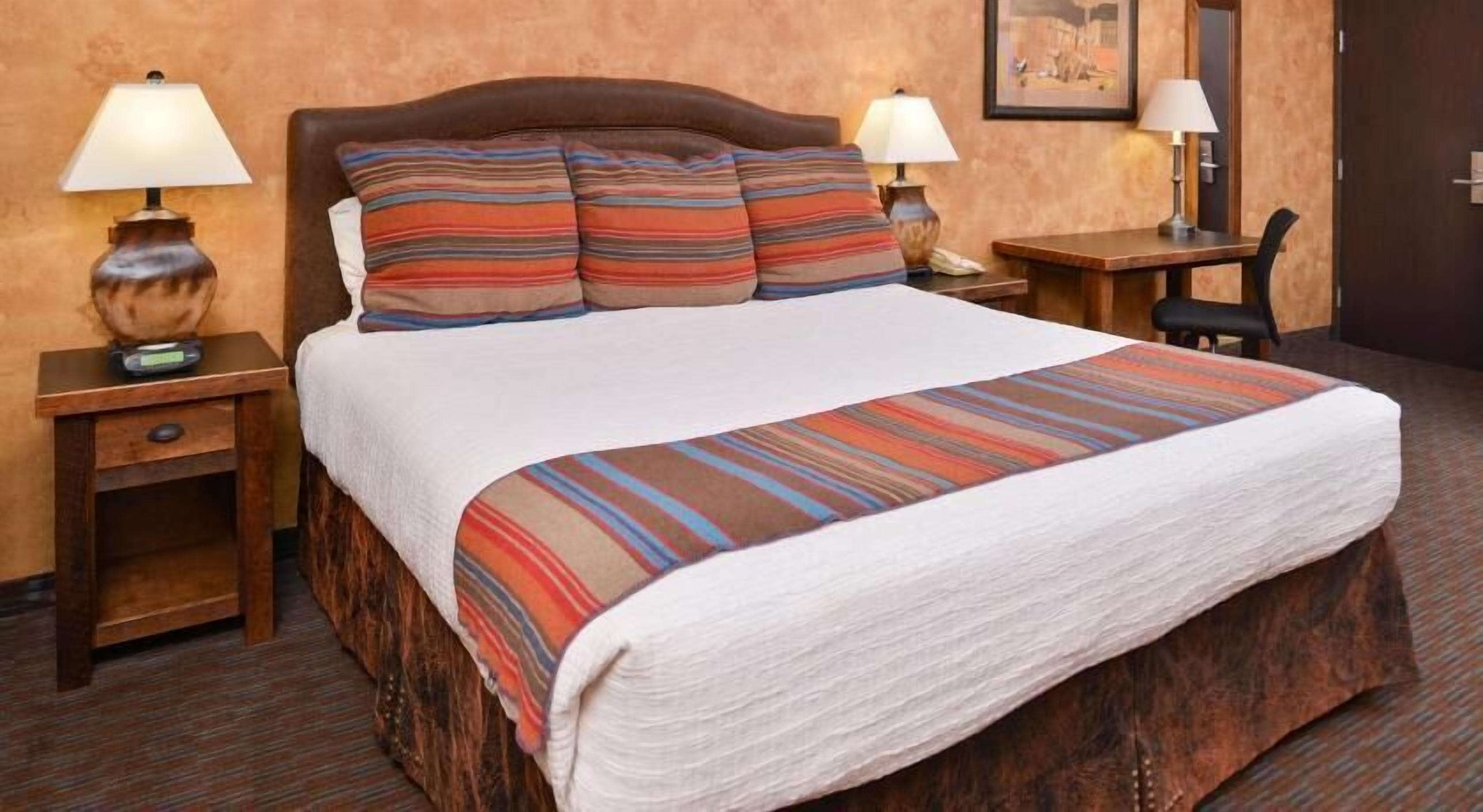 مكتب ومساحة عمل للكمبيوتر المحمول وستائر تعتيم ومكواة/لوح كي