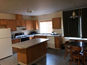 Suite, 1 King Bed, Non Smoking, Kitchen (Living Room)