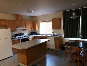 Suite, 1 King-Bett, Nichtraucher, Küche (Living Room) | Schreibtisch, laptopgeeigneter Arbeitsplatz, Bügeleisen/Bügelbrett