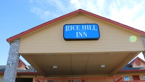Un edificio con un letrero que dice "Rice Hill Inn".