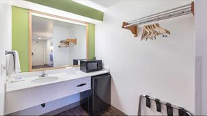 Combined shower/tub, deep soaking tub, free toiletries, towels