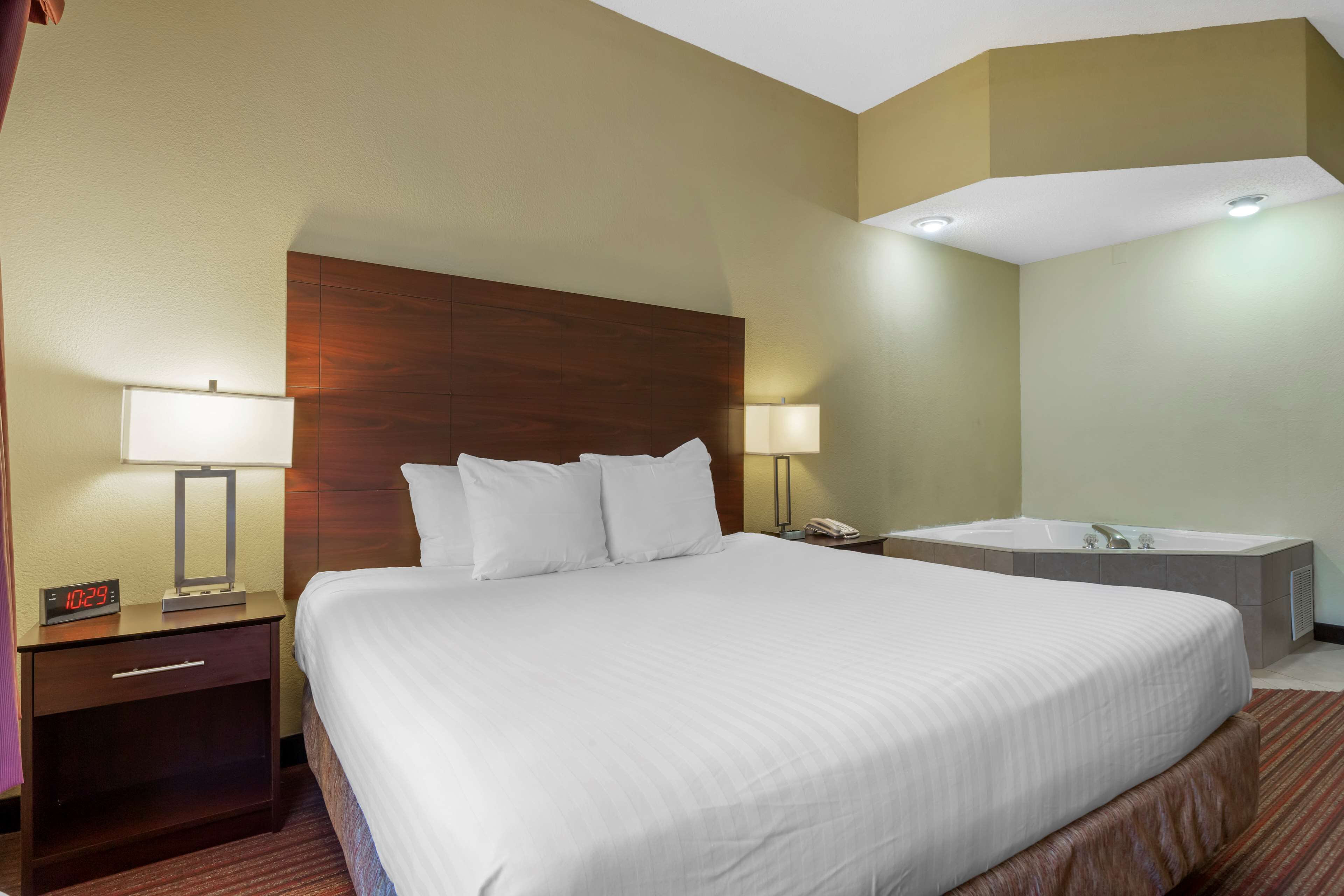 standard room, 1 king bed, non smoking, jetted tub | desk, laptop workspace, blackout curtains, iron/ironing board