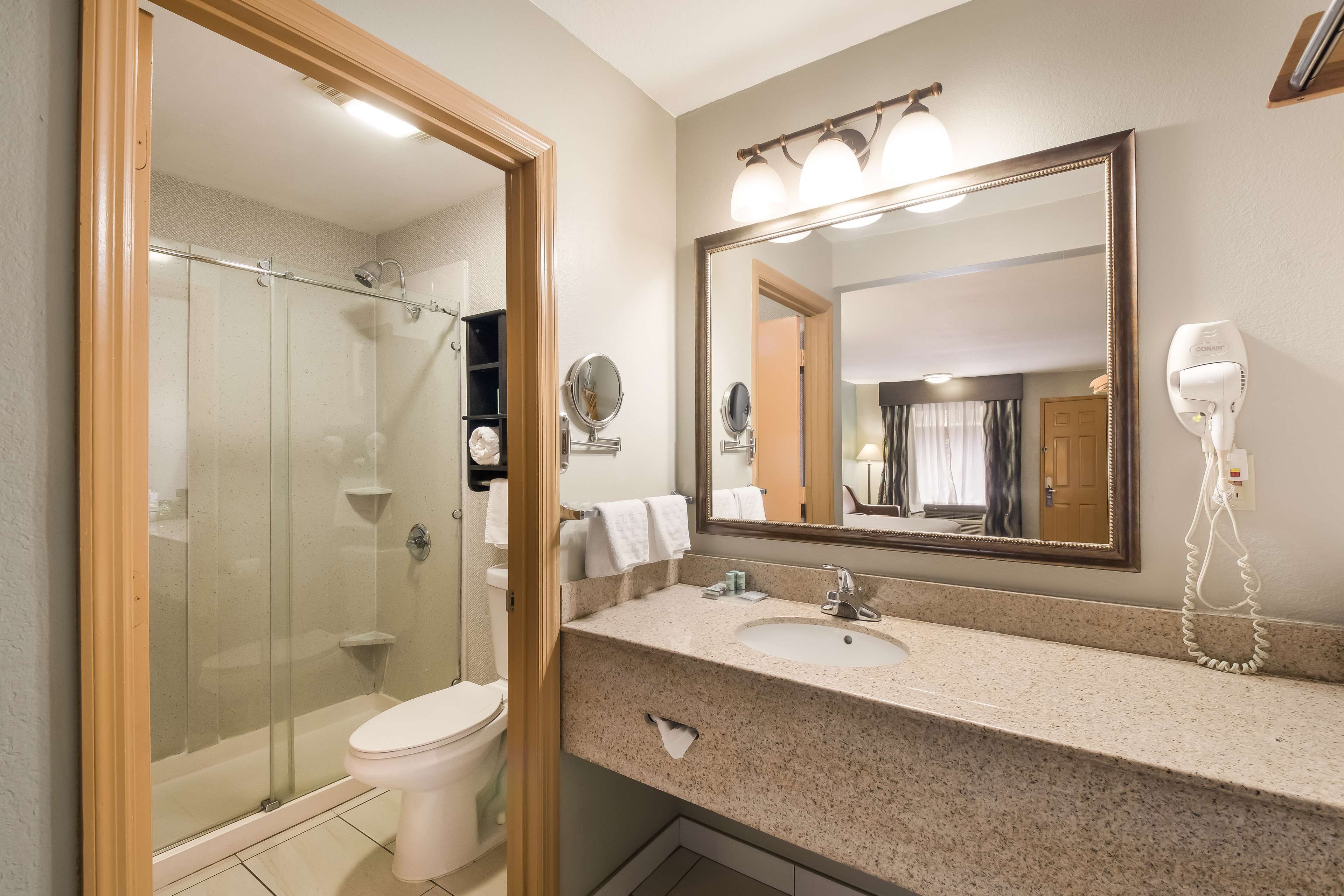 suite, 1 king bed, jetted tub (oversized room) | bathroom | combined shower/bathtub, deep-soaking bathtub, free toiletries