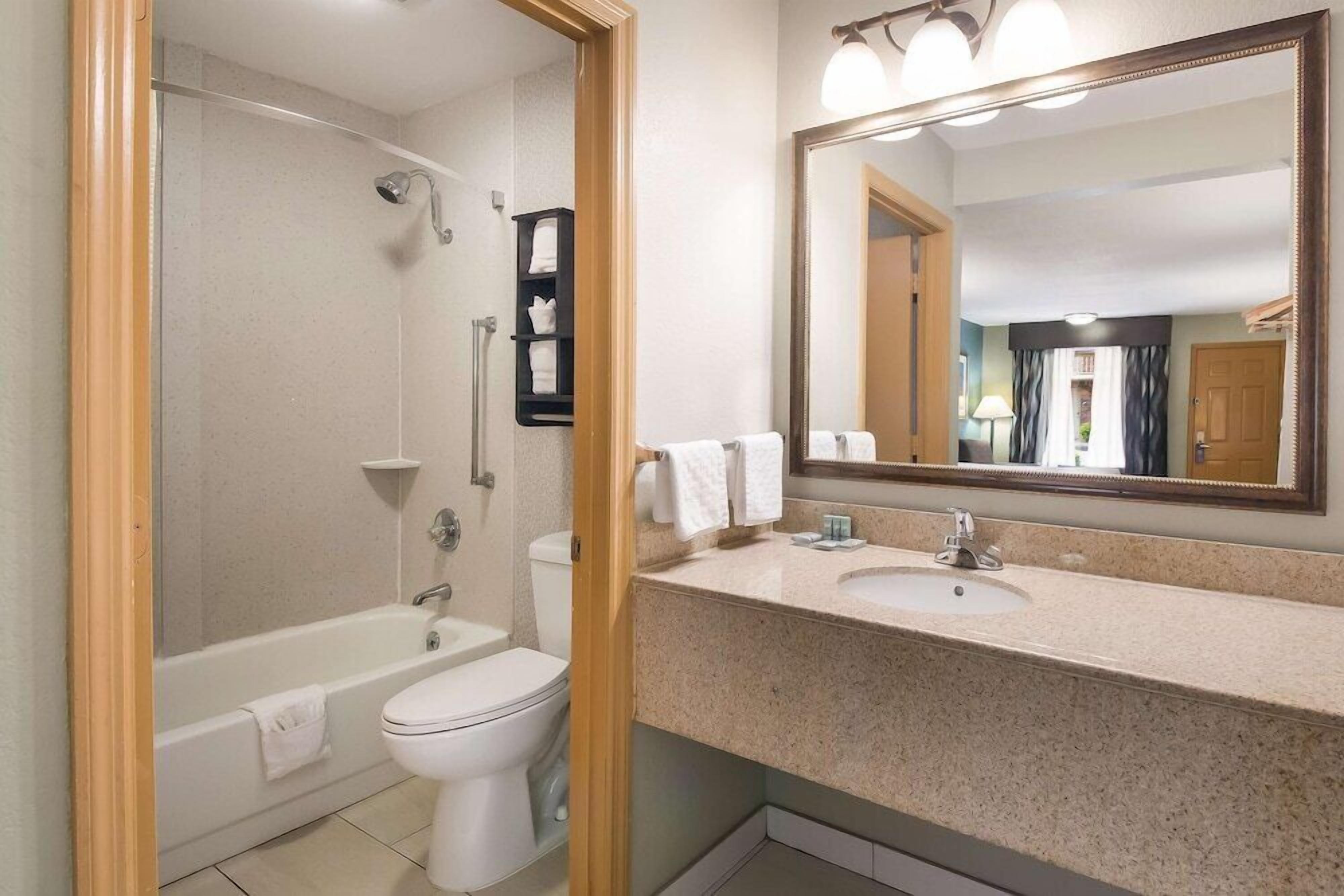 Bathroom | Combined shower/tub, deep soaking tub, free toiletries, hair dryer