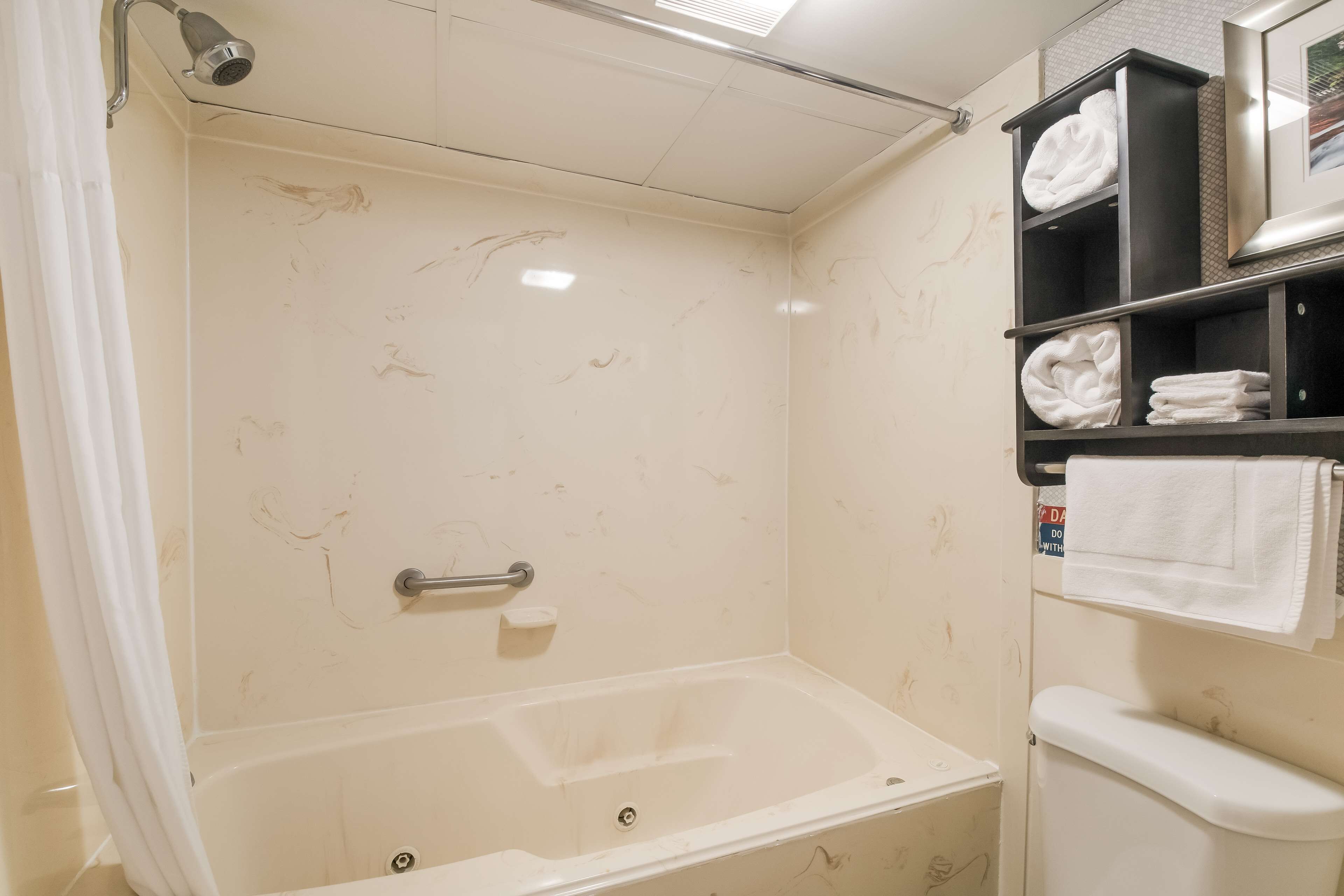 combined shower/bathtub, deep-soaking bathtub, free toiletries