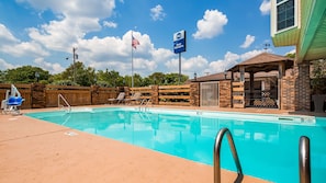 Piscine extérieure, chaises longues