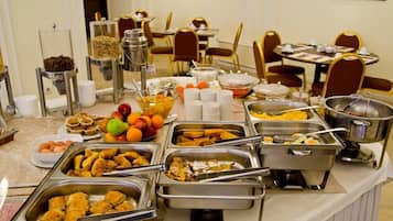 Desayuno buffet (EUR 8 por persona)