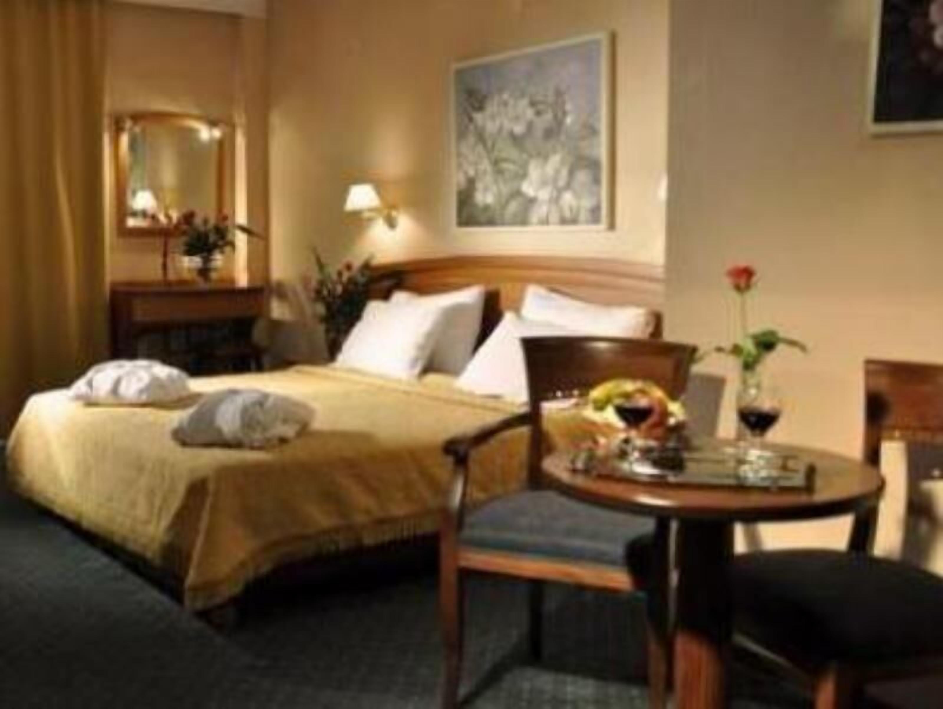 Blackout drapes, soundproofing, free WiFi, bed sheets