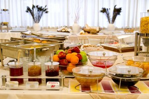 Tägliches Frühstücksbuffet (8 EUR pro Person)