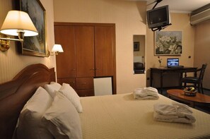 Double Room | 1 bedroom, blackout drapes, soundproofing, free WiFi