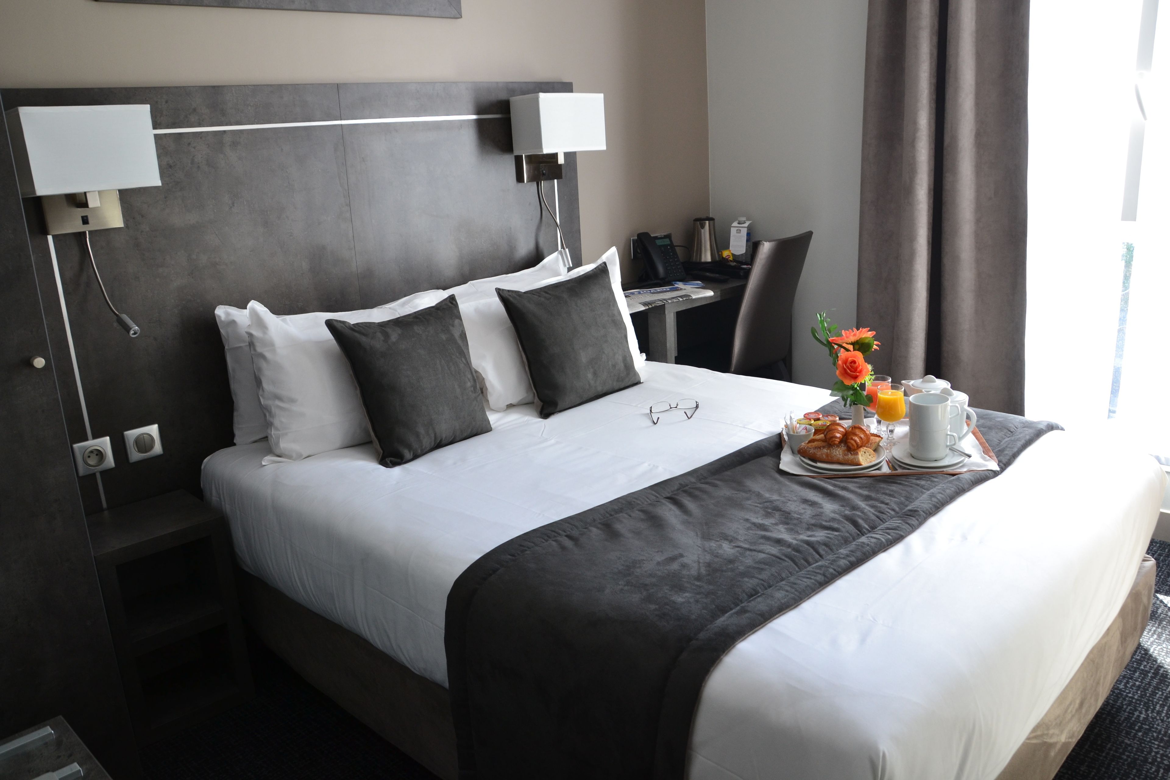 Tallelokero huoneessa, työpöytä, äänieristys, silitysrauta/-lauta