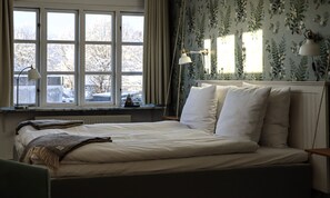 Camera Standard | Biancheria da letto ipoallergenica, una scrivania, tende oscuranti