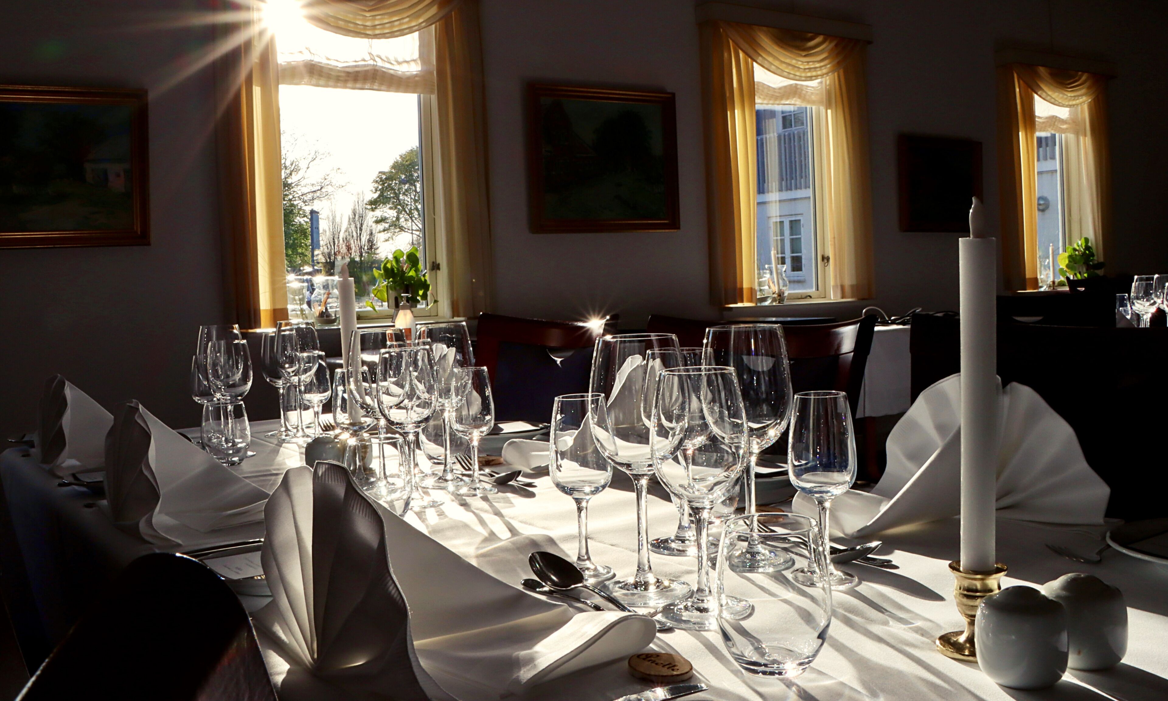 2 restaurants, lunch served