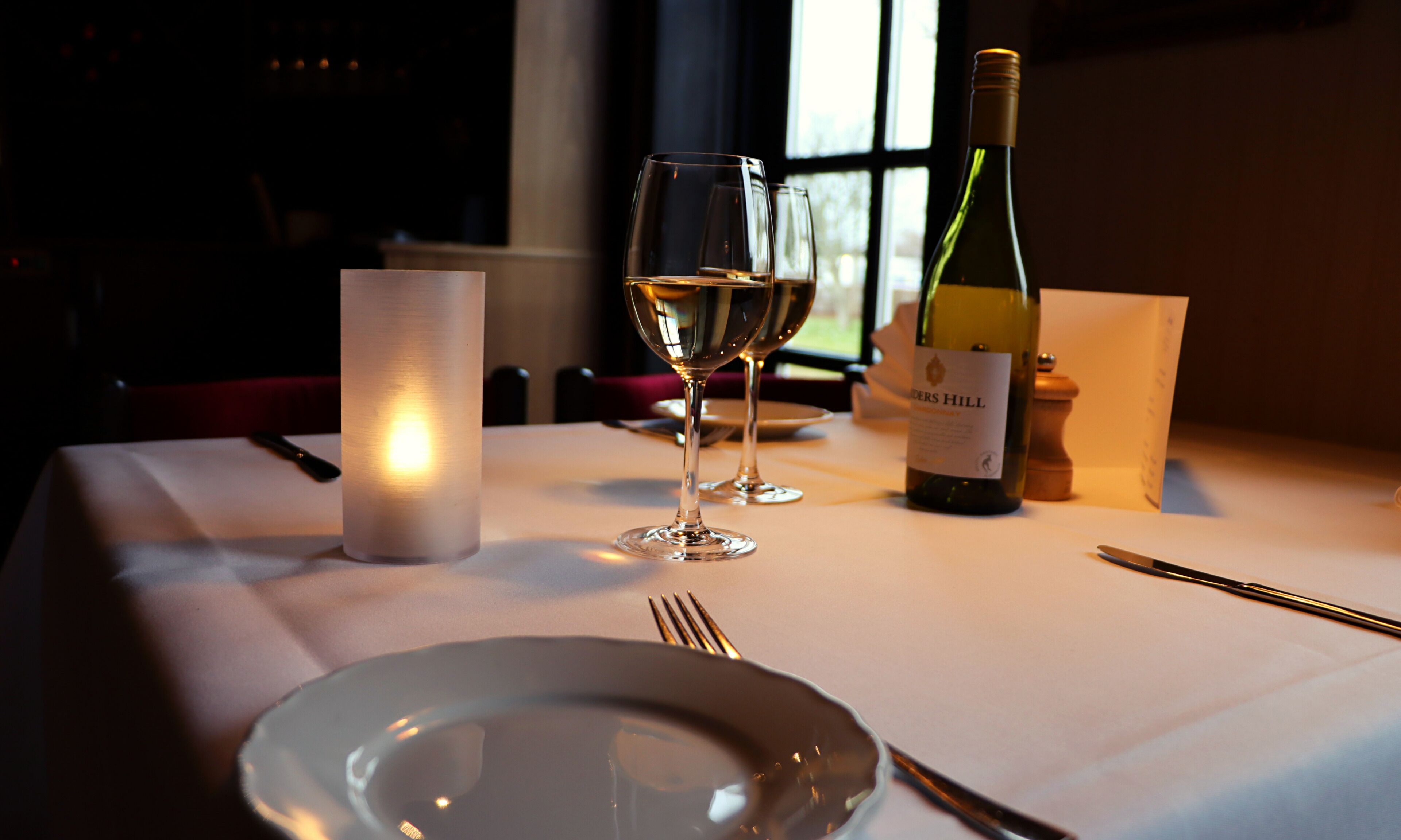 2 restaurants, lunch served