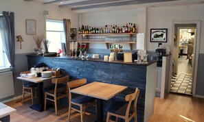 2 restaurants; ze serveren er lunch en diner 