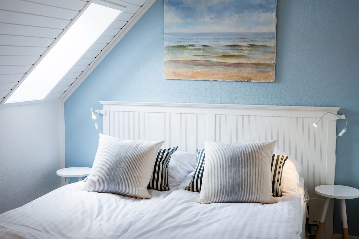 economy room | 1 bedroom, hypo-allergenic bedding, desk, blackout curtains