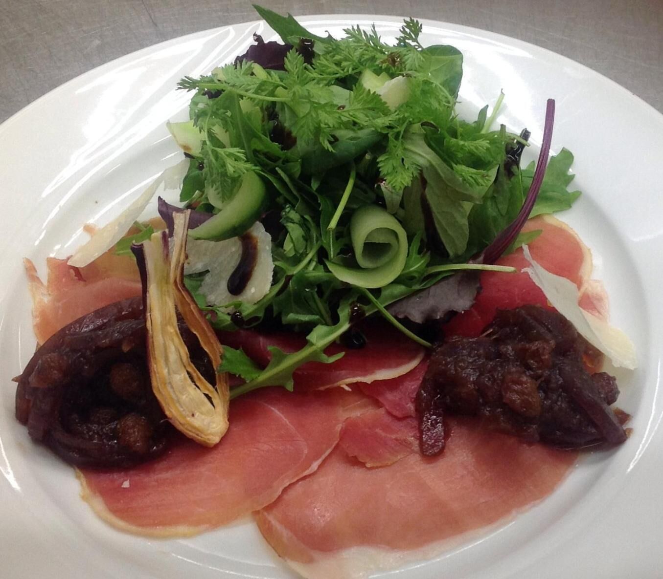 Un plato de comida con varios ingredientes.