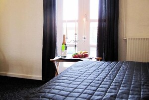 Decoración personalizada, escritorio y tabla de planchar con plancha