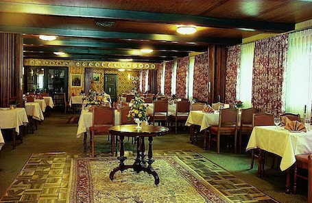 供应早餐、午餐和晚餐,花园景观