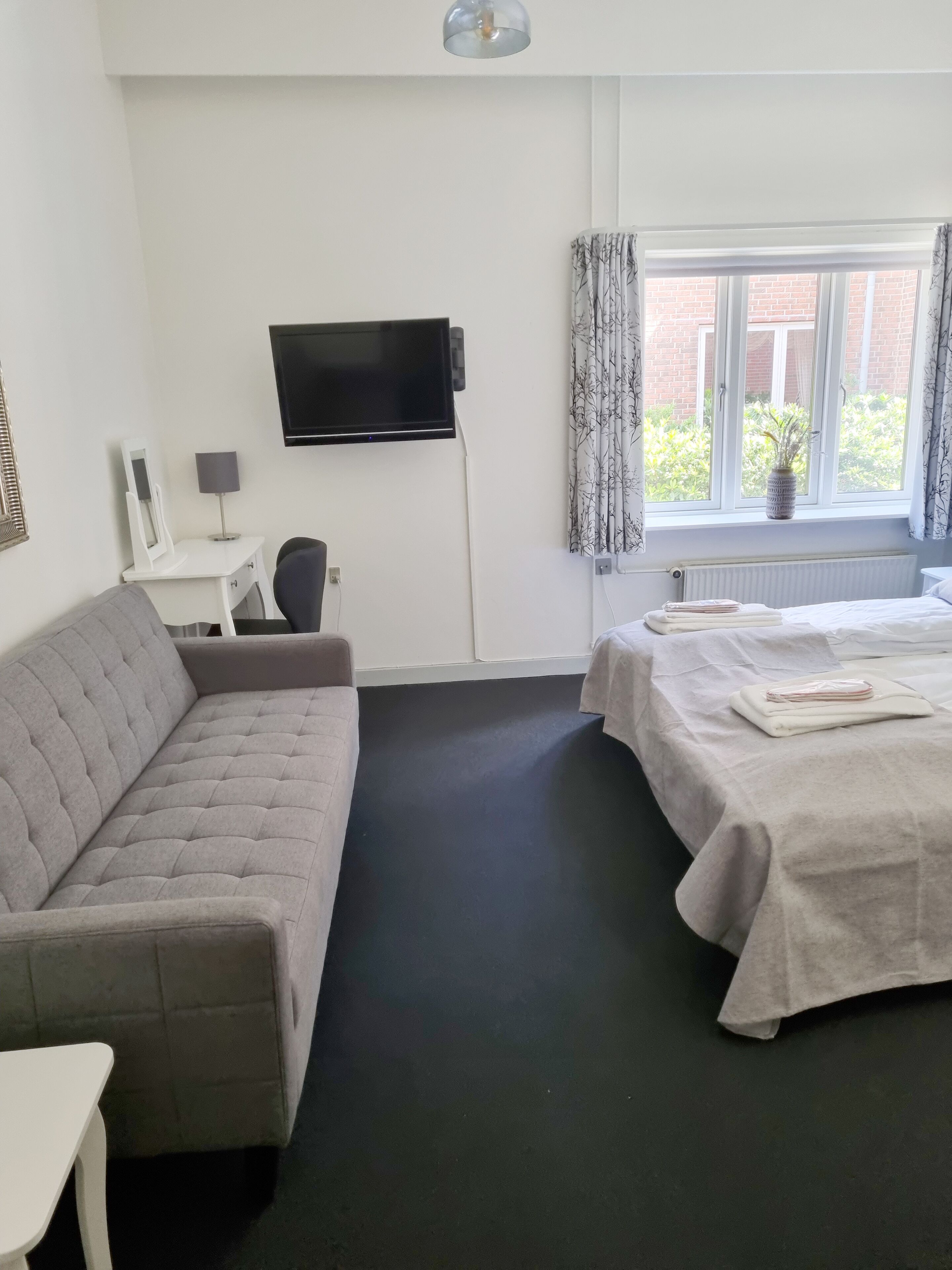 Familierom | Individuelt innredet, skrivebord, lydisolert og strykejern/-brett