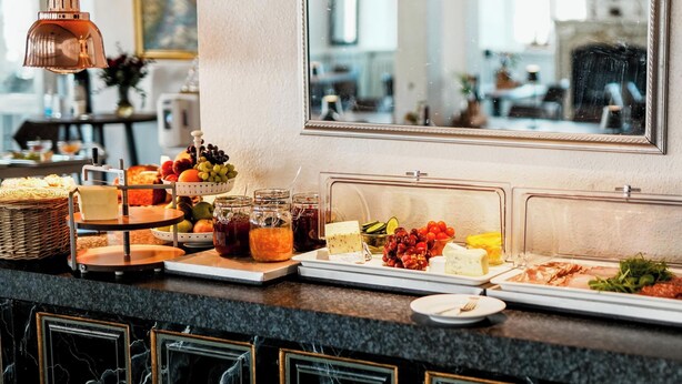 Een buffet met diverse gerechten en toevoegingen.
