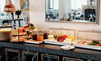 Café da manhã com buffet diário (DKK 149 por pessoa) 