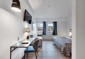 Standaard driepersoonskamer | Een bureau, geluiddichte muren, babybedden (toeslag), gratis wifi