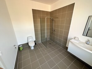 Family Suite, 2 Bedrooms | Bathroom