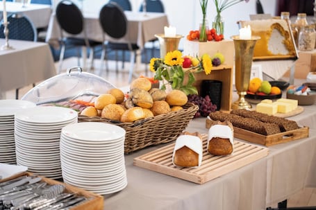 Desayuno buffet diario (DKK 149 por persona). Hotel Søparken