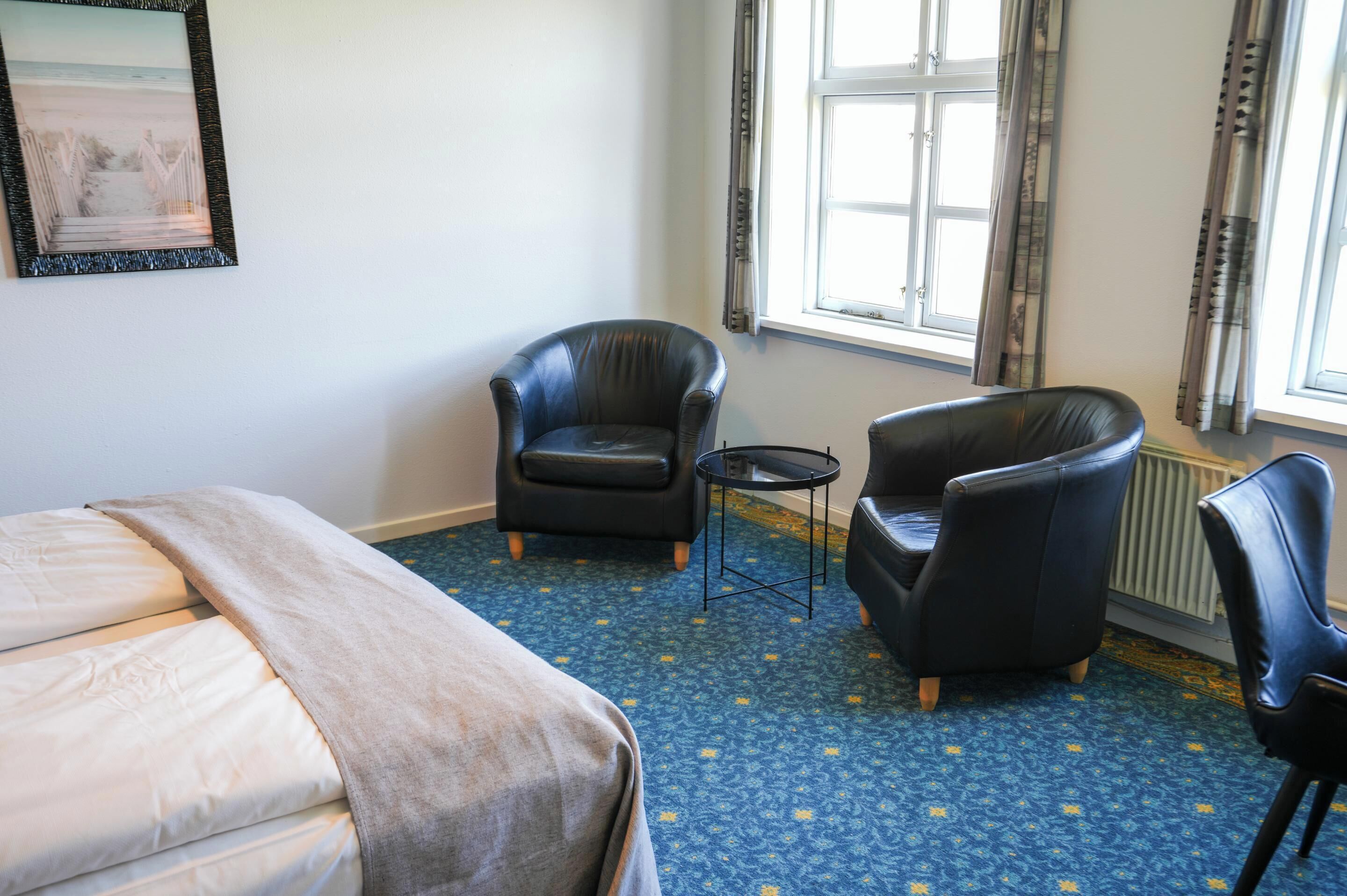 family room | 1 bedroom, hypo-allergenic bedding, desk, blackout curtains